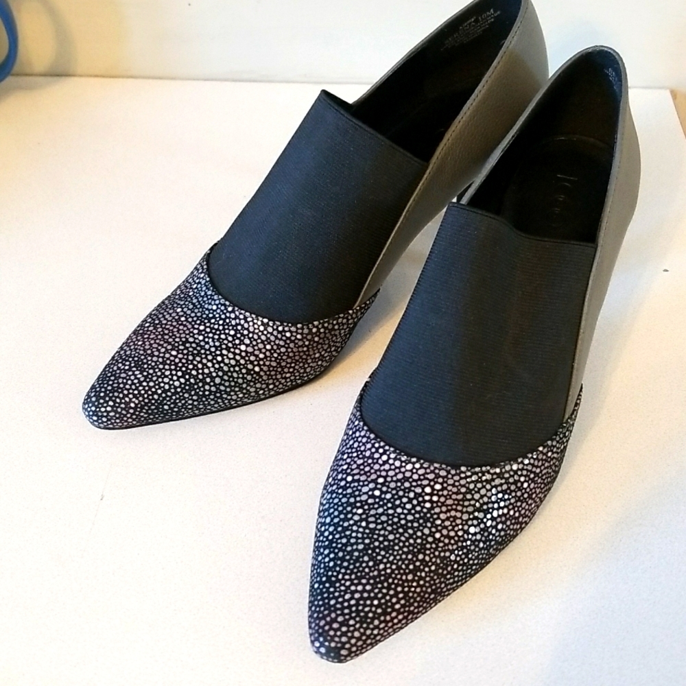 Logo womens heel EUC